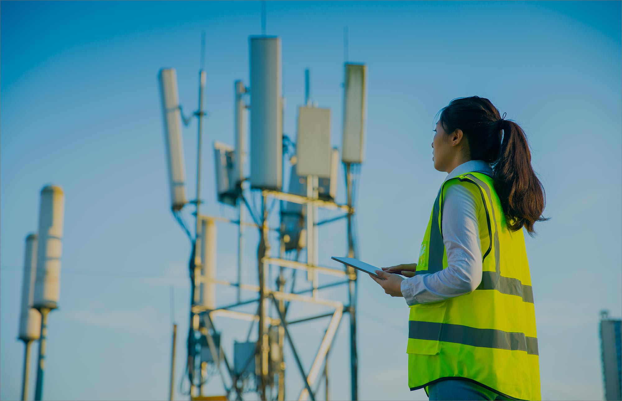 Experte en télécommunications supervisant l'infrastructure de communication par satellite