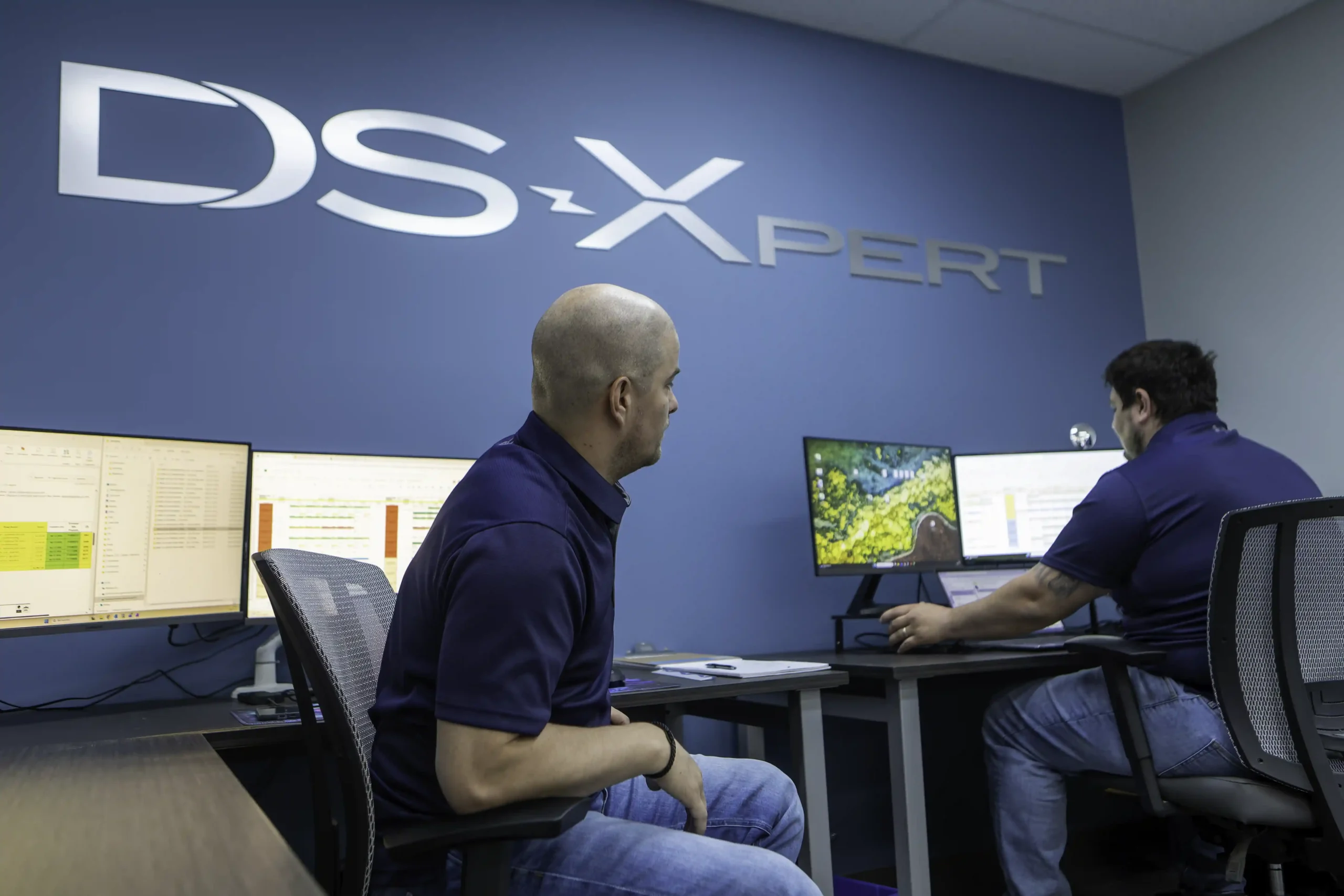 Deux employés qui travaillent ensemble chez DS-Xpert