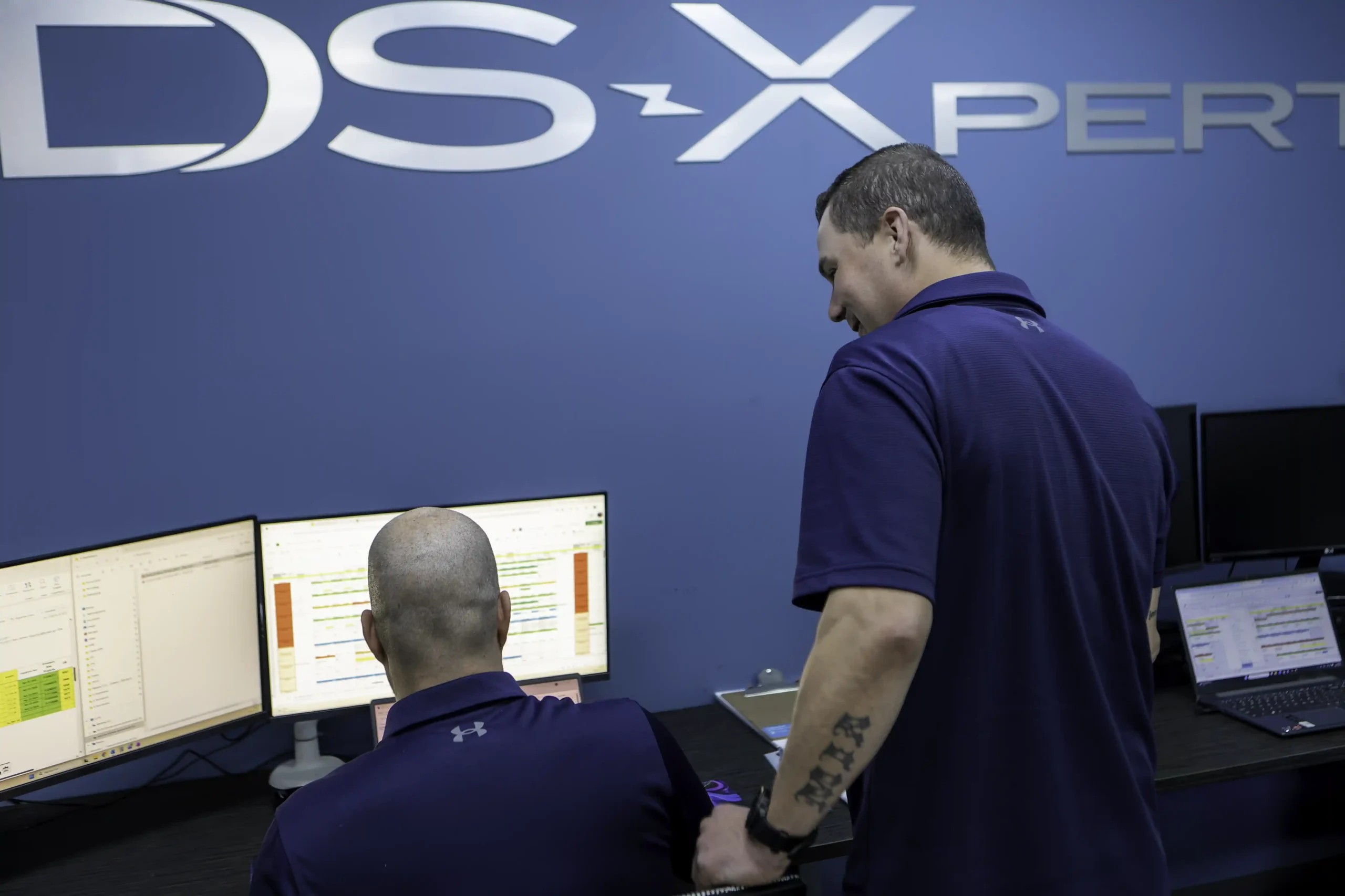 Deux employés qui travaillent ensemble chez DS-Xpert